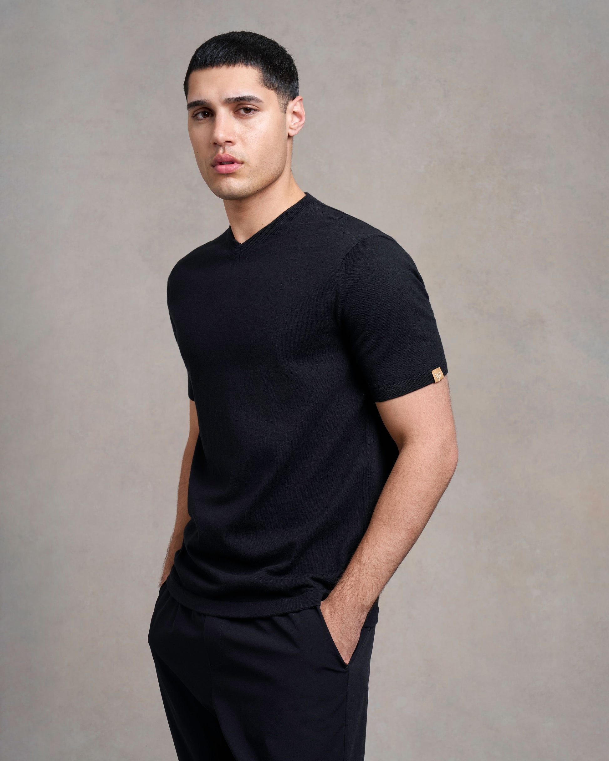 Hallaton Knitted V -Neck T-Shirt | black